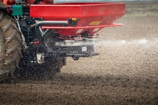 rozsiewacz nawozu na polu